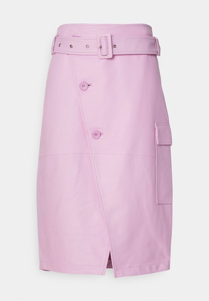 Pouzdrová sukně v pastelových barvách je velmi slušivým a jarním prvkem šatníku. (2nd Day, 3 990 Kč)