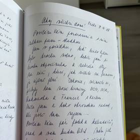 "Ahoj všichni doma," zdraví dvacetiletá Iveta Bartošová své rodiče v rodném Frenštátu.