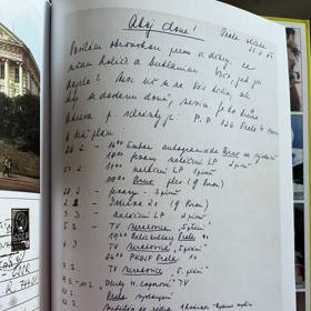 Iveta Bartošová píše svým blízkým. "Ahoj doma," začínají její dopisy.