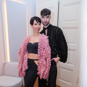 Adam ani Radka se nebojí průhledných materiálů. 