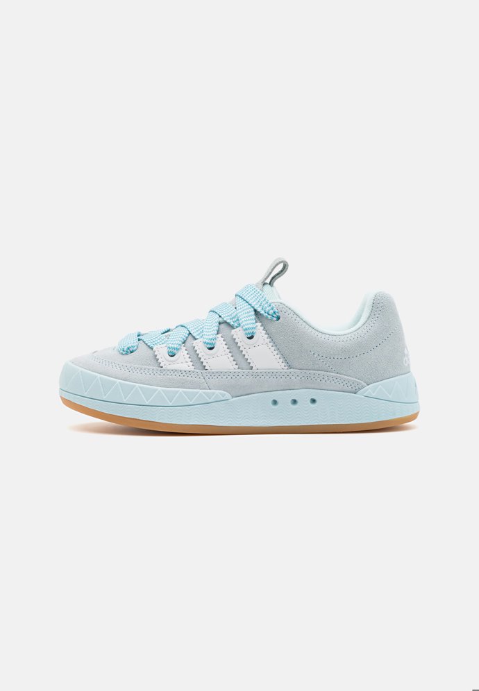 Tenisky v odstínu sky blue stojí za pozornost. (Adidas Originals, 2 999 Kč)