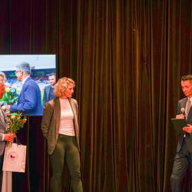 Jan Pirk předal Ivaně ocenění.