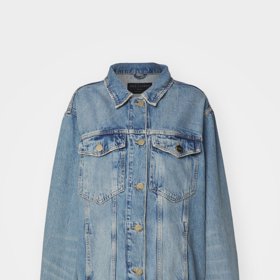 Napodobte styl Terezy Maškové v džínové bundě oversize střihu. (Allsaints, 3 690 Kč)