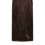 Pouzdrový střih unese i odlehčený materiál typu saténu. (Arket, 1 390 Kč)