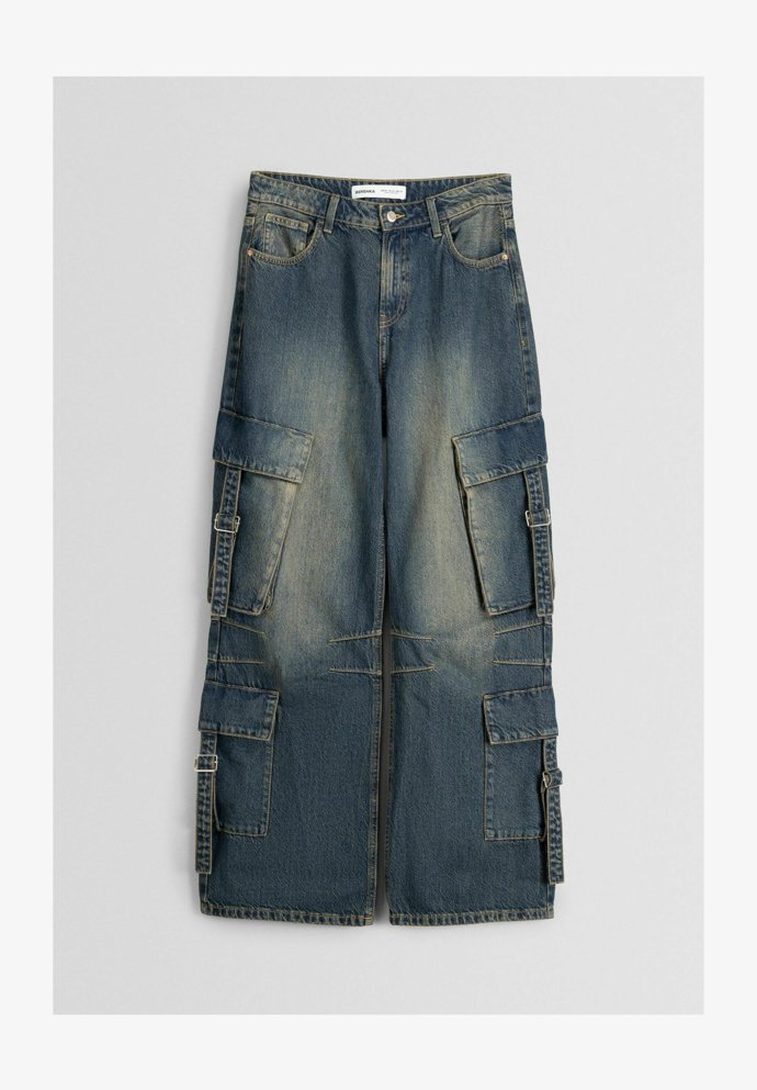 Pro dokonalý efekt potřebujete také široké džíny. (Bershka, 1 199 Kč)