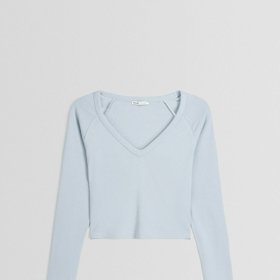 Zkrácený top je jasným středobodem mnoha současných stylingů. (Bershka, 299 Kč)