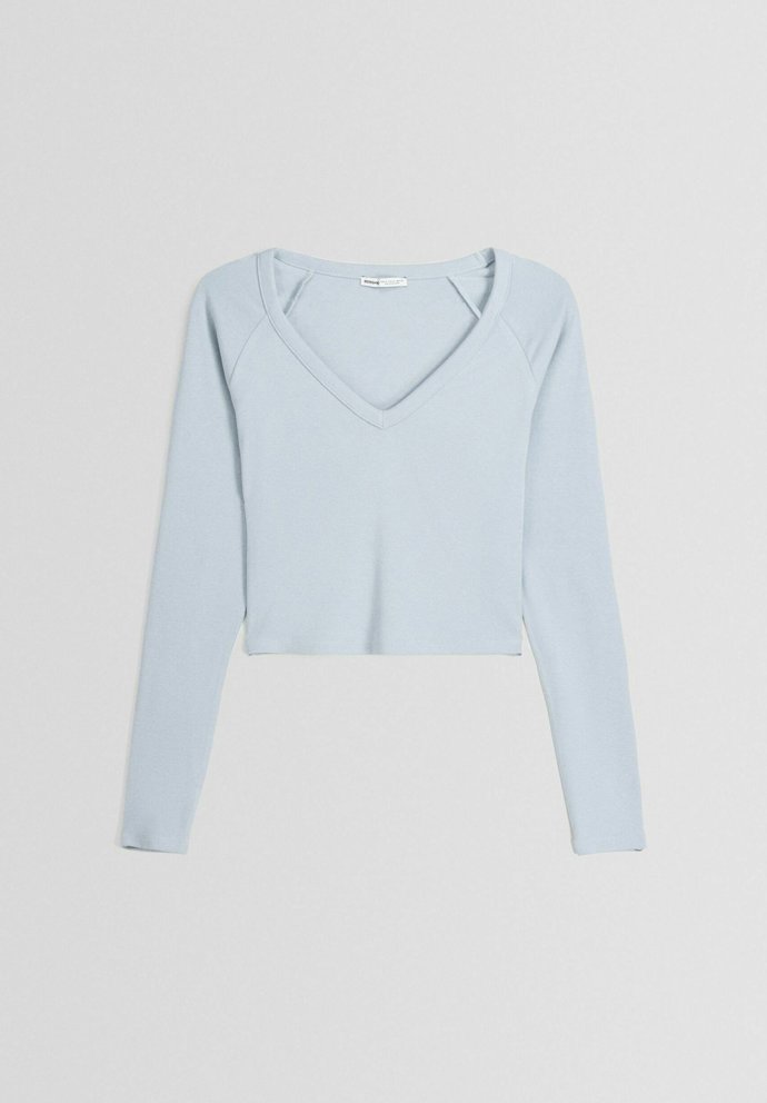 Zkrácený top je jasným středobodem mnoha současných stylingů. (Bershka, 299 Kč)