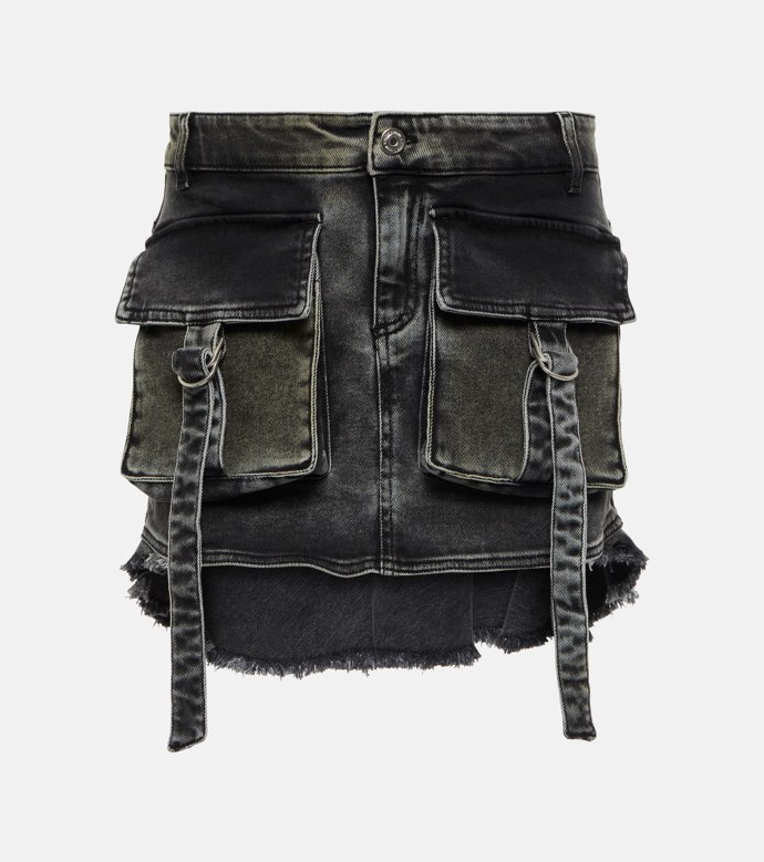 Cargo prvky mohou zdobit i minisukni z denimu. (Blumarine, 4 490 Kč)