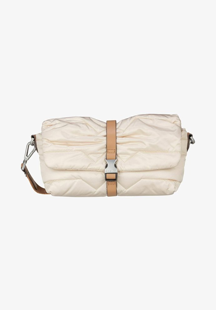 Prošívání může mít pravidelné tvary i jen lehce naznačené řasení. (Bogner, 3 099 Kč)