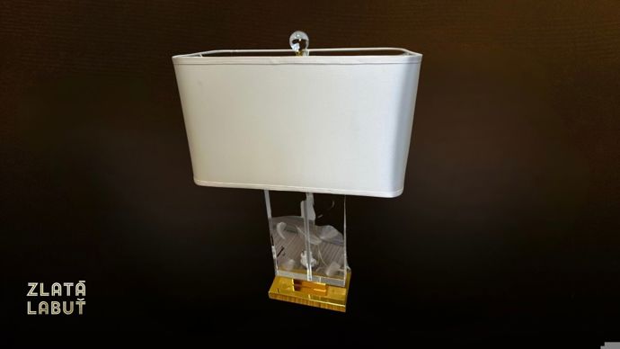 Labutí lampa s peřím ze seriálu Zlatá labuť.