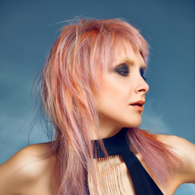 Nedbalé broskvové chmýří, dodává ženské kráse jemnost.