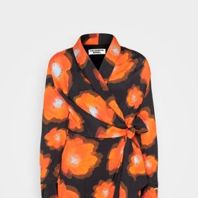 Výrazné printy zdobí i šaty Colorful Rebel, 2 300 Kč.