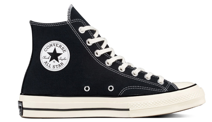 Stejně nepostradatelný pro grunge styl je model All Star Chuck Taylor od značky Converse. (1 800 Kč)