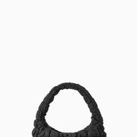 Mini varaianta virálního modelu značky COS stojí 1 225 Kč.