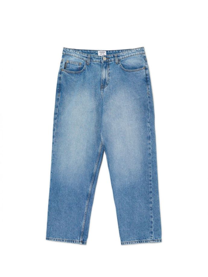 Klasické džíny střihu boyfriend patří k základní výbavě vyznavačů stylu grunge. (Cropp, 459 Kč)