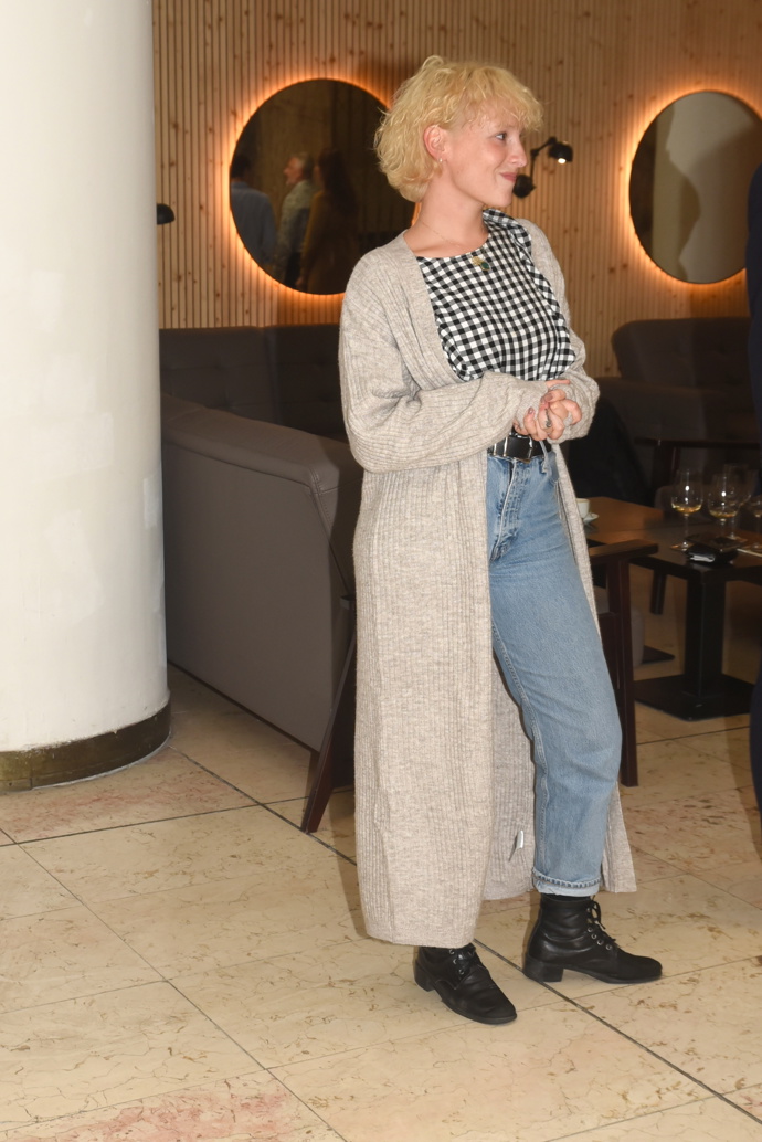 Zpěvačka Anna Fialová nosí k baggy jeans ještě dlouhé svetry nebo cardigany.