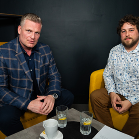 Filip Turek s moderátorem pořadu eXtra Host.