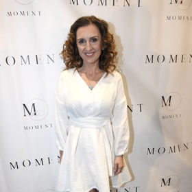 Radka Fišarová se později převlékla do bílých šatů.