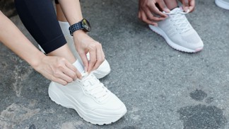 Elegance obuvi – objevte elegantní svět dámských bot Guess