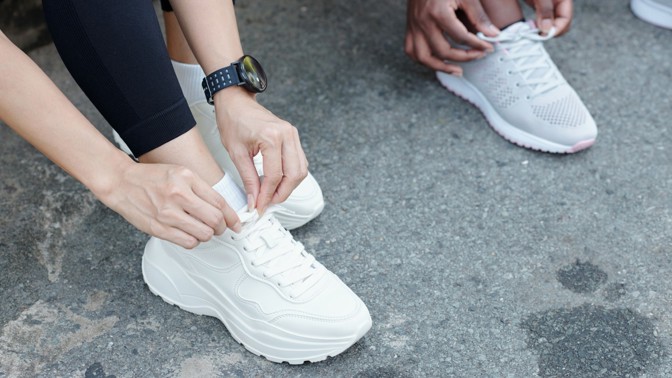 Elegance obuvi – objevte elegantní svět dámských bot Guess