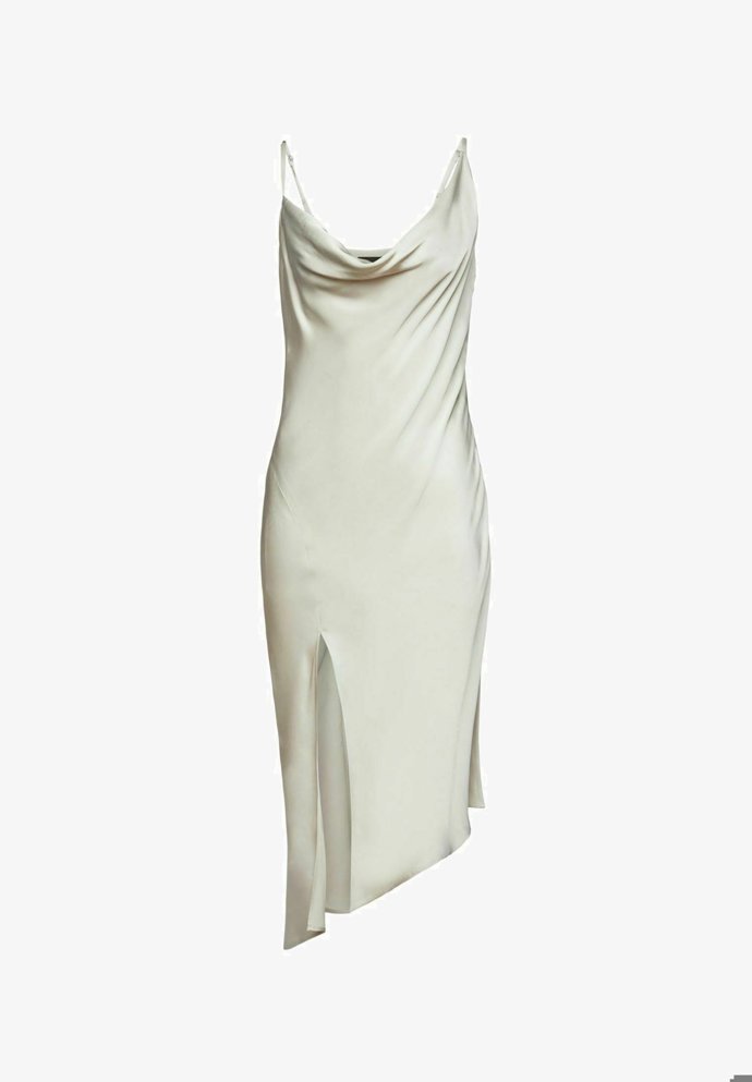 Ke stylu grunge patří i okázalejší prvek v podobě stylových prádlových šatů. Nebojte se je ale patřičně "shodit" vrstvením či zapojením doplňků. (Esprit, 1 690 Kč)