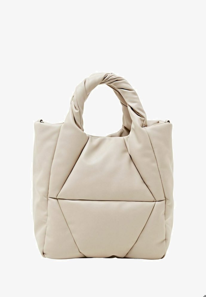 Nadýchaná kabelka s krátkými madly do dlaně, Esprit, 1 699 Kč.