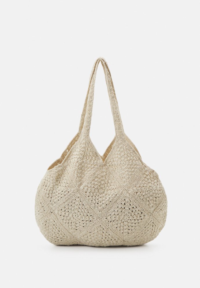  ažurám podléhají i doplňky. třeba háčkovaná kabelka Even&Odd za 650 Kč.