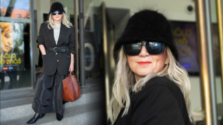 Ultramódní outfit Báry Basikové pro 60+: Oversize sako s taftovou sukní doplnila trendy páskem a chlupatou hučkou 