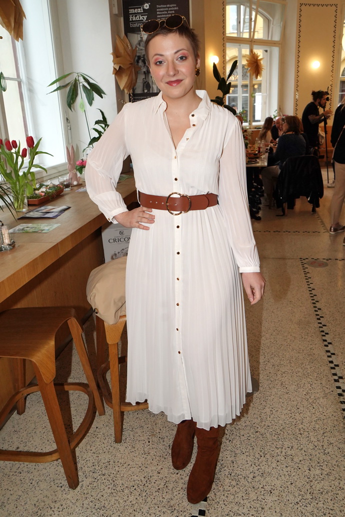 Aničce Slováčkové to na tiskové konferenci slušelo. Zvolila dlouhé bílé šaty a turban nahradil krátký účes, ze kterého má velkou radost.