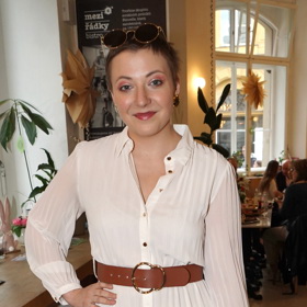 Anička Slováčková má po chemoterapiích krátké vlasy, které ovšem miluje.