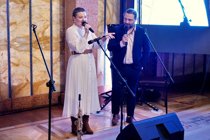 Anička Slováčková pravidelně vystupuje v rámci projektů svého táty. Hudba ji zkrátka dělá šťastnou.