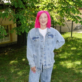 Zpěvačka Tereza Mašková v ultramódním a také v podholném denimovém setu podle posledních trendů.