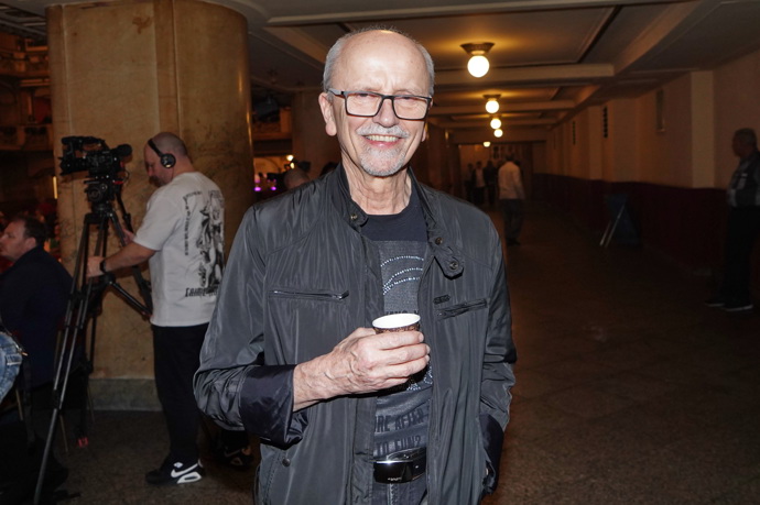 Bratr Václava Neckáře, Jan, si koncert užil v neformální černé bundě a tričku s potiskem. 