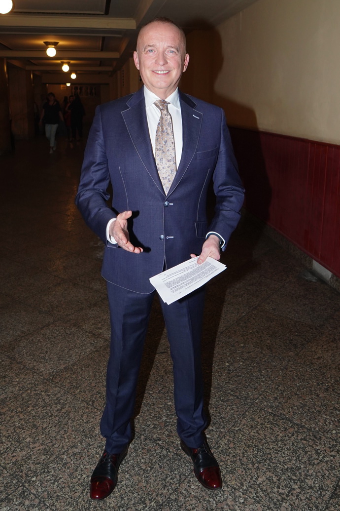 Moderátor Karel Voříšek rovněž vynesl elegantní pánský oblek s kravatou.