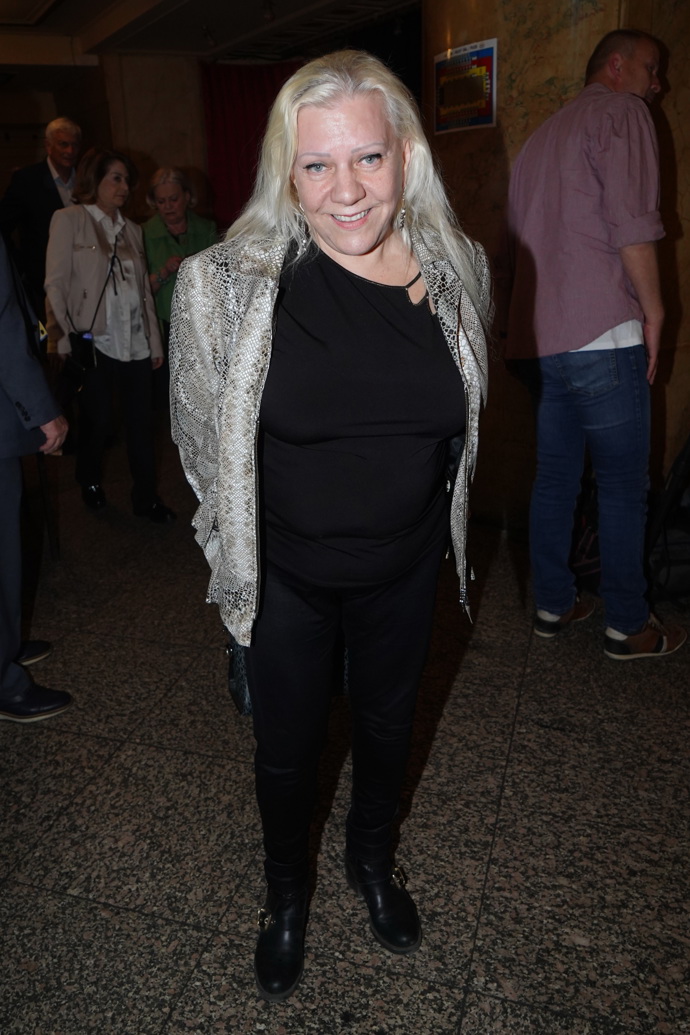 Zpěvačka Marie Pojkarová oblékla k černému outfitu sáčko ve světlém exotickém vzoru.