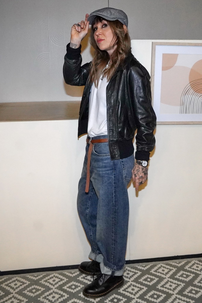 Herečka Kateřina Kaira Hrachovcová nosí baggy jeans v poslední době s oblibou. Kombinuje je s bílými tričky, koženými křiváky nebo bombery.