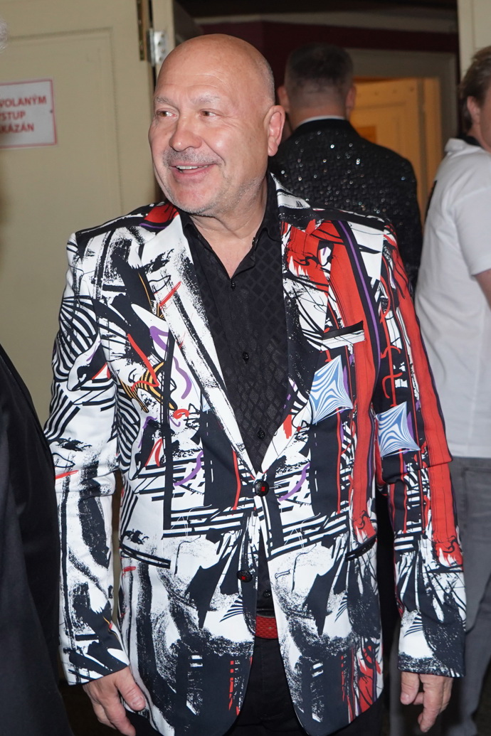 Ani Michal David se nedržel zpátky. Jeho sako s potiskem vzbudilo v zákulisí velký zájem ze strany kolegů.
