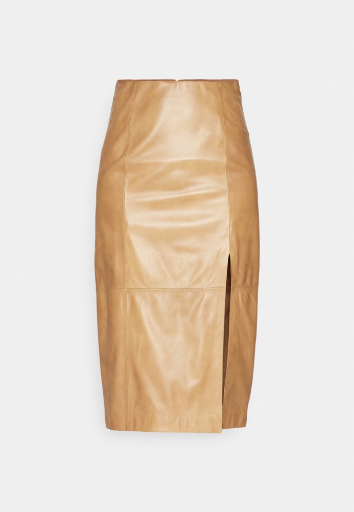 Pouzdrová sukně z kůže. Luxusní, ale velmi slušivá varianta. (Gant, 9 990 Kč)