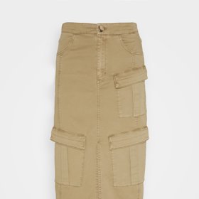 Midi délka a více kapes, to je sukně v cargo stylu od značky Gestuz za 2 290 Kč.