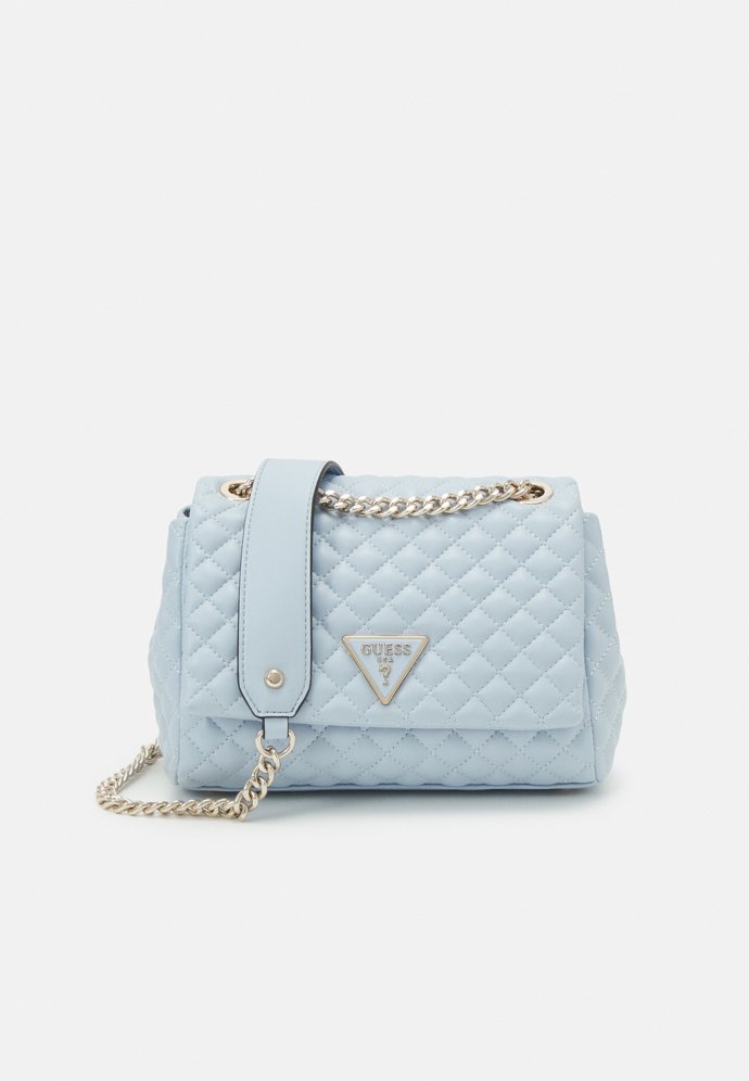 Lomený chladý odstín nebesky modré zdobí prošívanou kabelku Guess, 2 999 Kč.