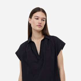 Pro postavu s širokými rameny nejsou úplně vhodné velké výstřihy, ale ty do V jsou pro ni vhodné.