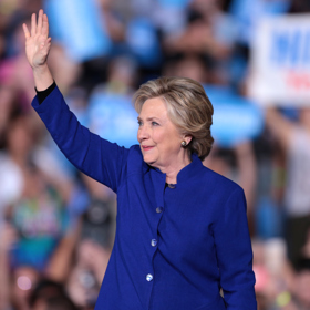 V roce 1996 vyšla kniha spisovatele Boba Woodwarda, v níž popisoval příběh první dámy Hillary Clinton. Objevila se tam také informace, že vedla rozhovory se zesnulými historickými postavami jako Gándhí a Eleanor Roosevelt. Vznikla tak fáma, že fušuje do okultismu. Přitom prý šlo jen o jakési "myšlenkové cvičení."