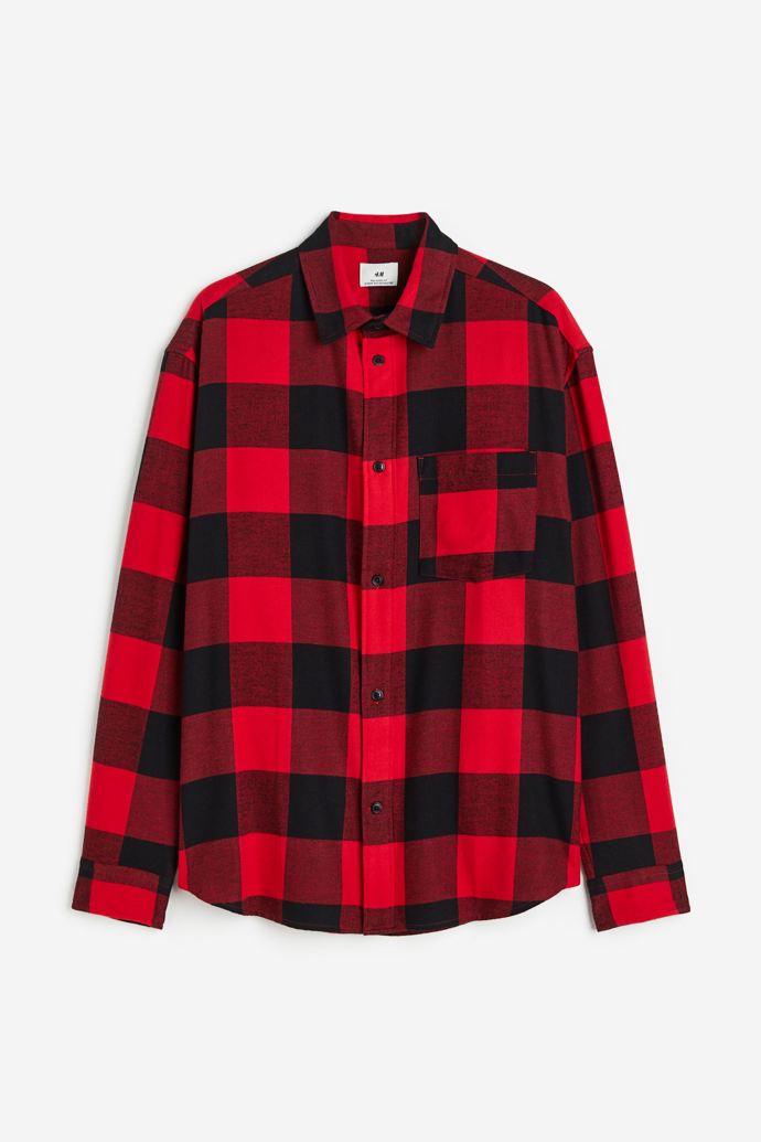 Samozřejmou součástí grunge stylu je také flanelová košile, Klidně si pořiďte oversize variantu v pánské sekci. (H&M, 799 kč)