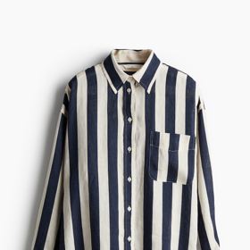 Širokým pruhům ale podlehla  i značka H&M, která nabízí velmi zajímavou lněnou košili s oblíbenými vzory. (H&M, 799 Kč)