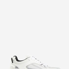 Nabubřelé a přifouknuté tenisky najdete za rozumnou cenu třeba v řetězci H&M, stojí 959 Kč.