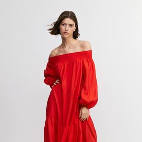 Vzdušné šaty s variabilním výstřihem odhalujícím ramena, H&M, 999 Kč.