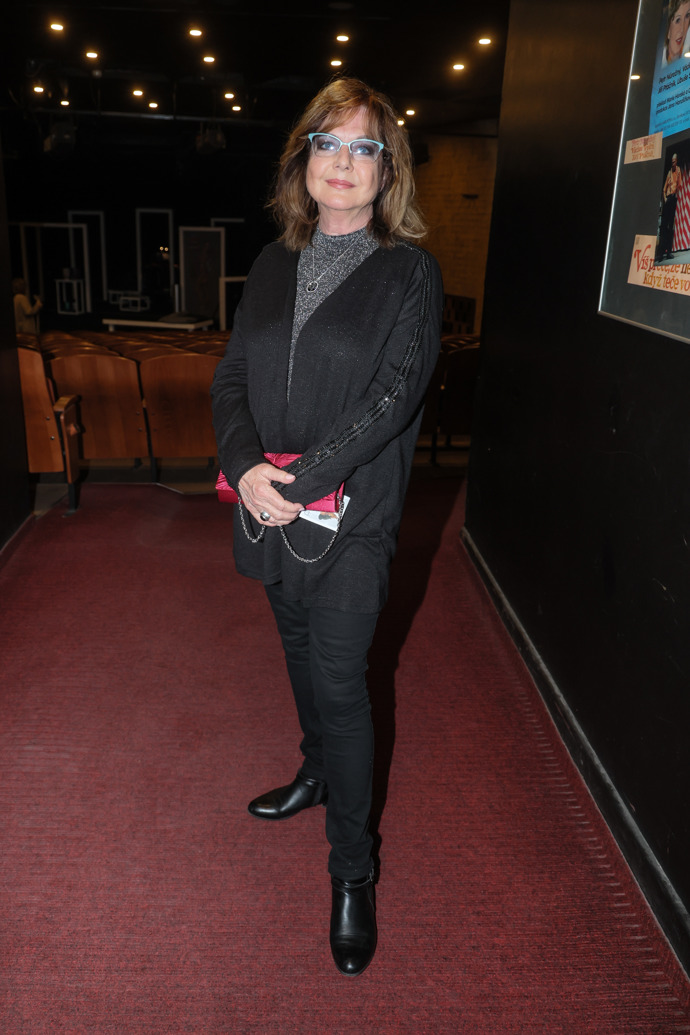 Marie Tomsová doplnila svůj černý outfit také výrazným červeným psaníčkem. 