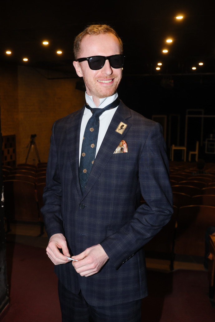 Na premiéře byli ovšem také gentlemani, kteří předvedli vyšší pánskou eleganci. Hypnotizér Jakub Kroulík například v divadle ani nesundal sluneční brýle.