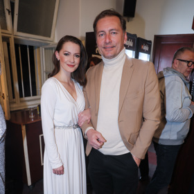 Na premiéru je přišel podpořit partner Petr Vondráček, který oblékl světle hnědé sáčko a béžový rolák.