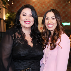 "Myslím, že s věkem by mohla vlasy trochu zesvětlit a změkčit rysy. Kdyby se nechala inspirovat svou dcerou, se kterou přišla do společnosti, svědčilo by jí to mnohem lépe," říká Honza Kořínek. 